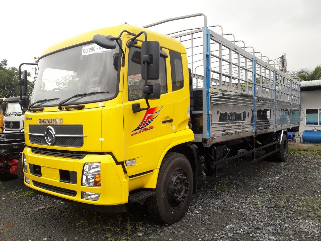 Xe tải thùng mui bạt Dongfeng B180 Hoàng Huy mới 2021