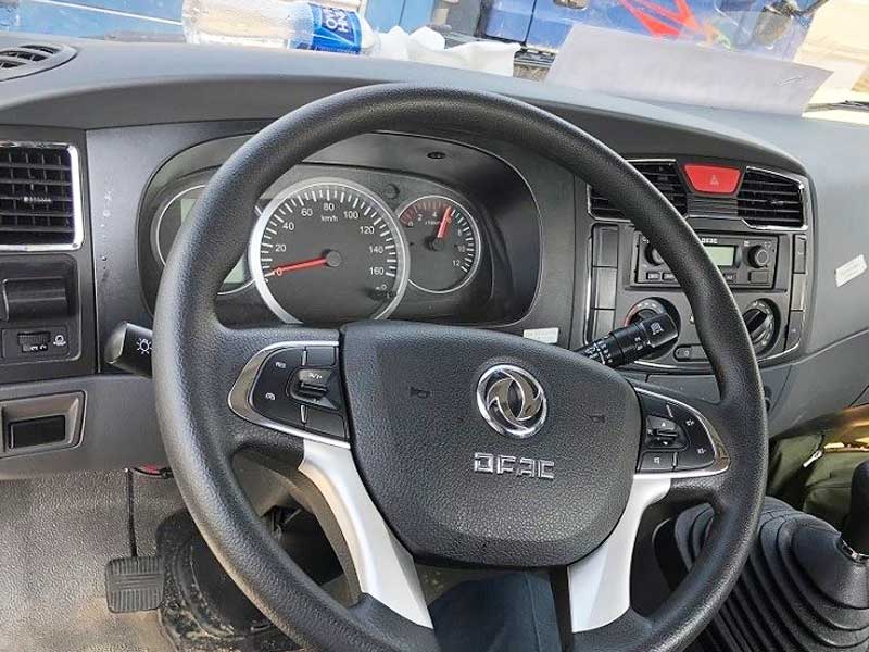 NỘI THẤT XE PHUN NƯỚC RỬA ĐƯỜNG 5 KHỐI DONGFENG - vô lăng