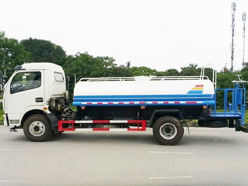 Xe phun tưới nước rửa đường 5m3 Dongfeng