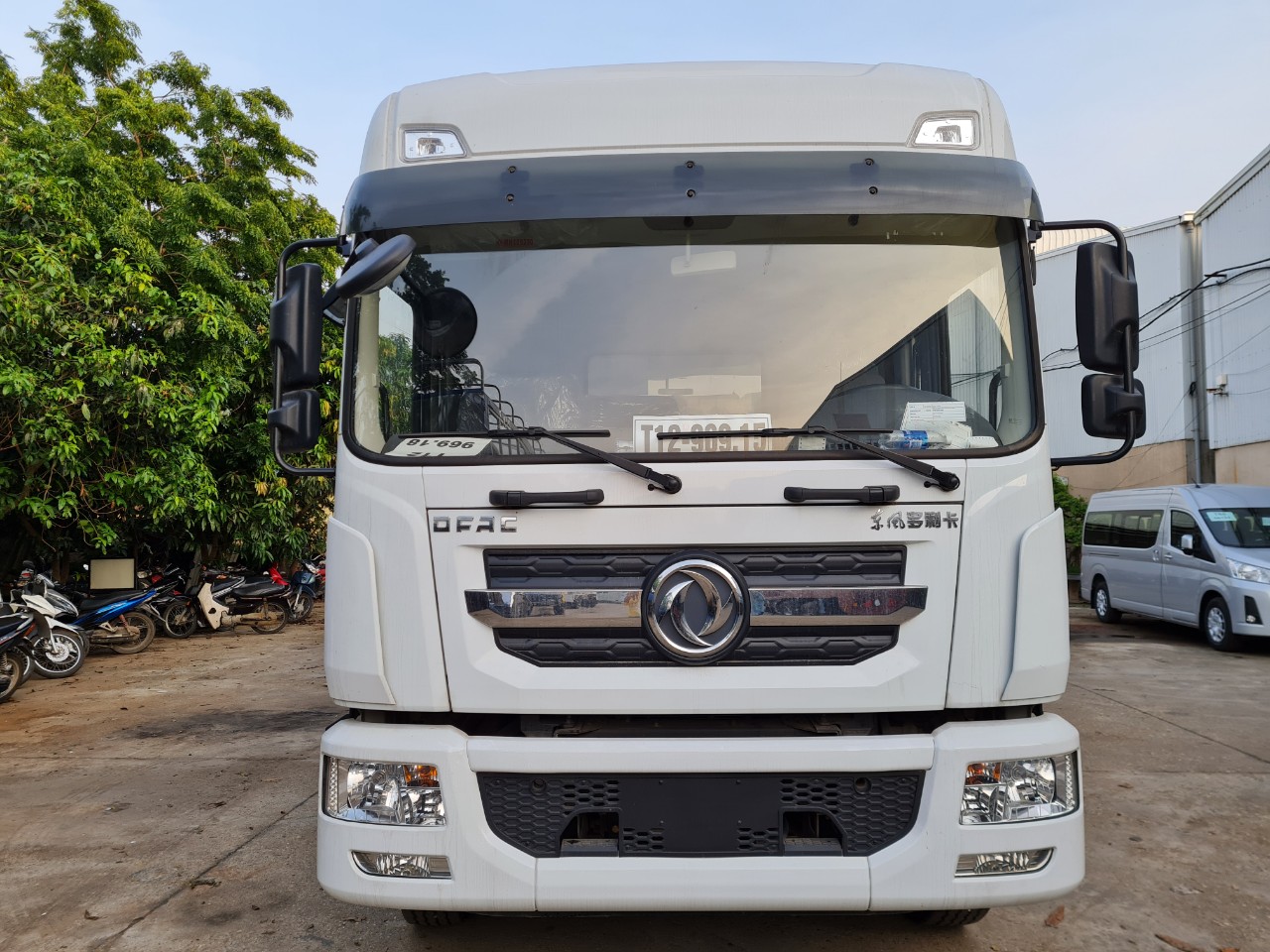 Xe tải nhập khẩu Dongfeng 8 tấn thùng dài 9m6 cabin D12 - ảnh 2